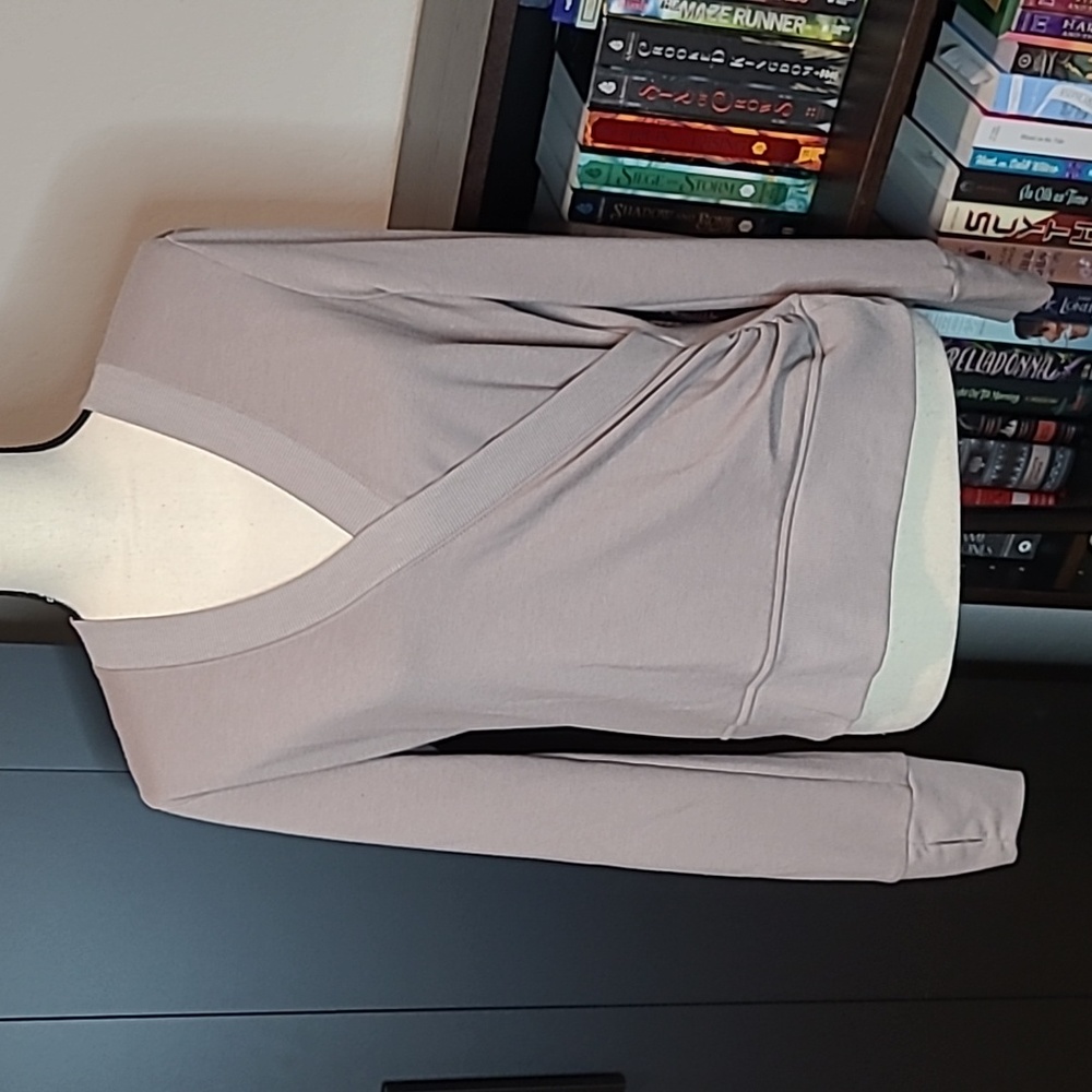 Avia V-Neck Sweater | Medium | Women
